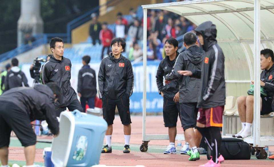 HLV Miura thẫn thờ sau trận thua