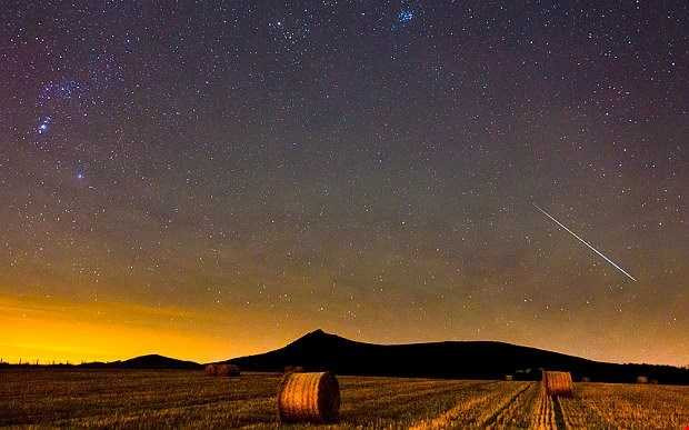 Mưa sao băng Geminids chụp trên đỉnh đồi Mither Tap, Bennachie, Aberdeenshire (Scotland) rạng sáng ngày Chủ nhật (13/12) vừa qua. 