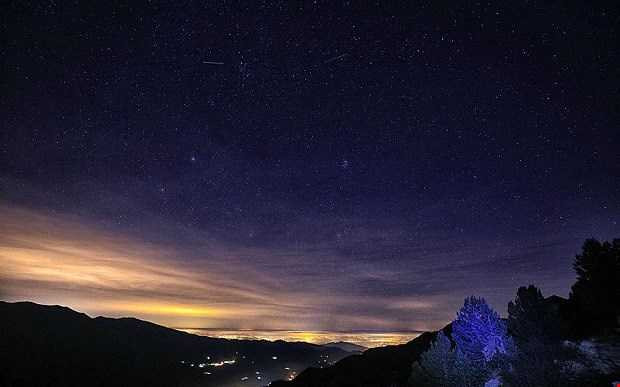Mưa sao băng Geminids được chụp vào đêm thứ bảy ở Maira Valley, phía Bắc Italy. 