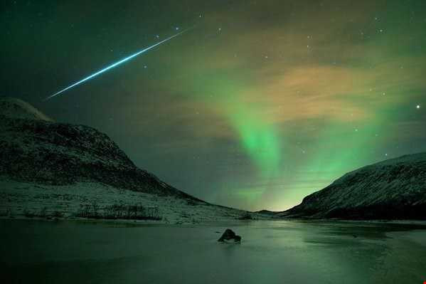 Ảnh mưa sao băng Geminids cực kỳ sắc nét của NASA ngày 14/12/2015. 