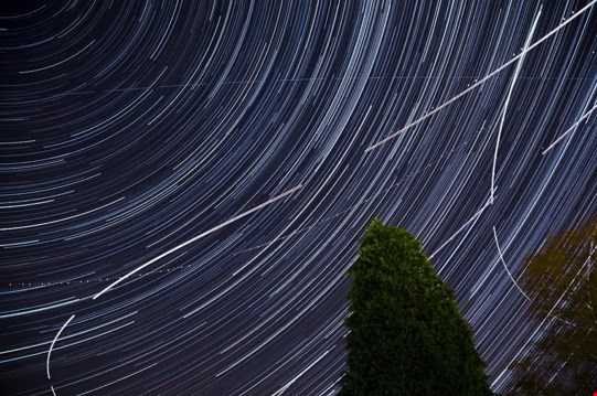 Ảnh mưa sao băng Geminids ở Milngavie, Scoland. 