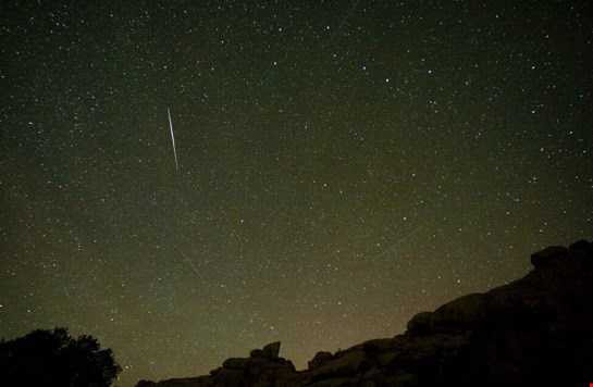 Mưa sao băng Geminids trên bầu trời công viên quốc gia Joshua Tree National Park, đông bắc tiểu bang California, Mỹ của nhiếp ảnh gia Raul Roa vào rạng sáng ngày hôm nay 14/12/2015. 