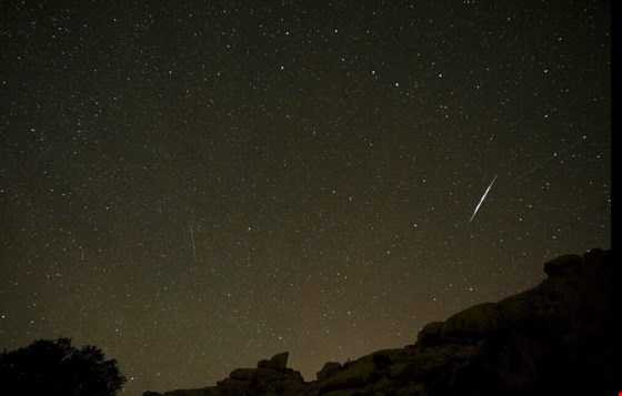 Mưa sao băng Geminids trên bầu trời công viên quốc gia Joshua Tree National Park, đông bắc tiểu bang California, Mỹ của nhiếp ảnh gia Raul Roa vào rạng sáng ngày hôm nay 14/12/2015. 