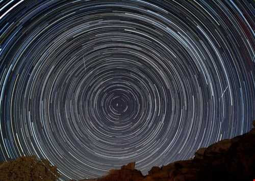 Mưa sao băng Geminids trên bầu trời công viên quốc gia Joshua Tree National Park, đông bắc tiểu bang California, Mỹ của nhiếp ảnh gia Raul Roa vào rạng sáng ngày hôm nay 14/12/2015. 
