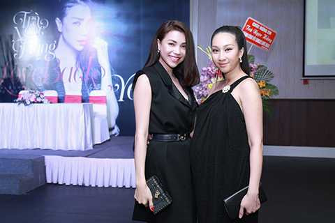 Nữ ca sĩ Lều Phương Anh dù đang mang bầu ở tháng cuối nhưng vẫn dành thời gian đến chúc mừng Trà Ngọc Hằng.
