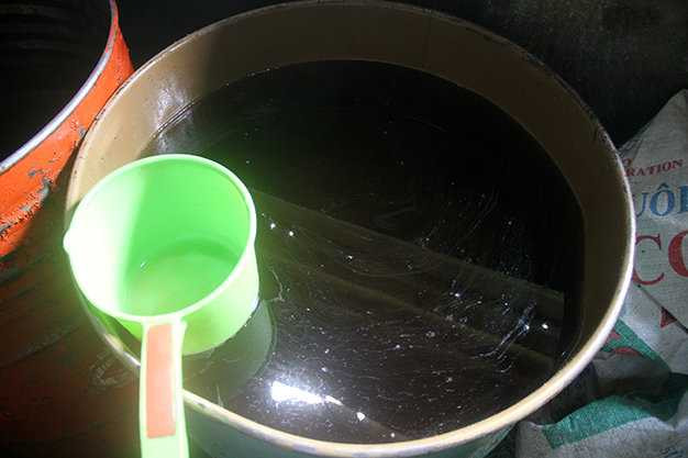Thùng phuy đựng mỡ thành phẩm đen sì - Ảnh: Đoàn Cường