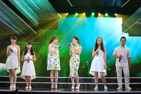 Mỹ Linh và Nhật Thuỷ trong 'Chào 2016'.