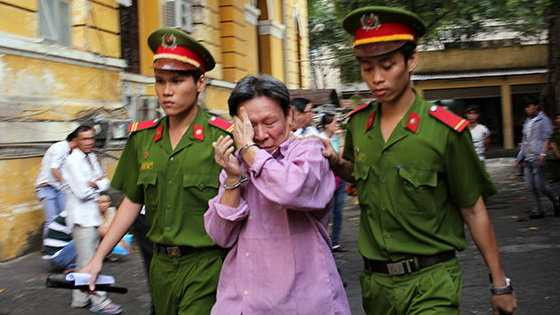 Bị cáo Tân bị dẫn giải về trại tạm giam sau phiên xử