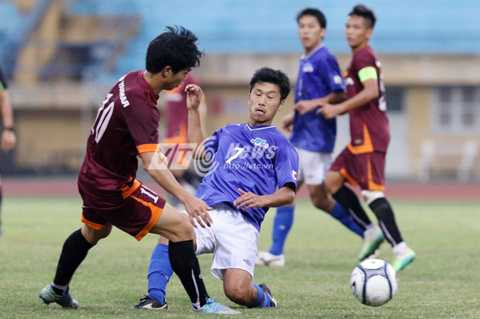 Công Phượng vẫn đang gặp nhiều khó khăn trước hàng thủ JFL Công Phượng vẫn đang gặp nhiều khó khăn trước hàng thủ JFL