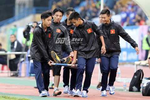 Trọng Đại bị đau phải rời sân bằng cáng (Ảnh: Quang Minh) Trọng Đại bị đau phải rời sân bằng cáng (Ảnh: Quang Minh)