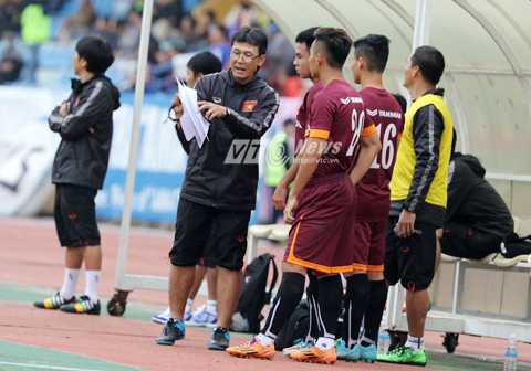 Trợ lý Công Minh căn dặn các học trò trước khi vào sân (Ảnh: Quang Minh) Trợ lý Công Minh căn dặn các học trò trước khi vào sân (Ảnh: Quang Minh)
