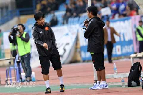 Miura nổi cáu với các học trò ở bên ngoài sân (Ảnh: Quang Minh) Miura nổi cáu với các học trò ở bên ngoài sân (Ảnh: Quang Minh)