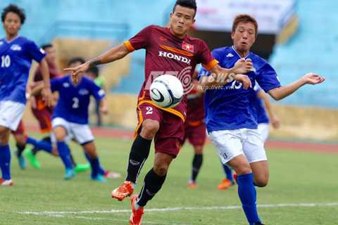 Hậu vệ cánh phải Thanh Hiền lên tham gia tấn công (Ảnh: Quang Minh) Hậu vệ cánh phải Thanh Hiền lên tham gia tấn công (Ảnh: Quang Minh)