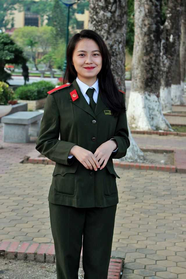 Và Y Hoa sở hữu khuôn mặt thanh tú và làn da trắng. Cô gái sinh năm 1994 hiện học lớp B10D44, Học viện An ninh Nhân dân.