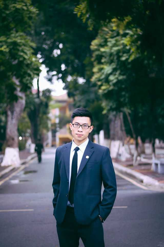 Hoàng Mạnh Linh sinh năm 1996, hiện theo học lớp B1DS2