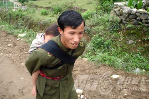 Trưởng công an Lý A Chư dẫn phóng viên đi tìm hiểu về chuyện gái Mông yêu Tây Trưởng công an Lý A Chư dẫn phóng viên đi tìm hiểu về chuyện gái Mông yêu Tây