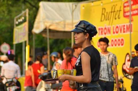 Những ly nước Tăng lực vị Cà Phê WAKE-UP 247 & Tăng lực trà xanh F247 sẵn sàng để phục vụ các thanh niên công nhân ngay khi tan ca