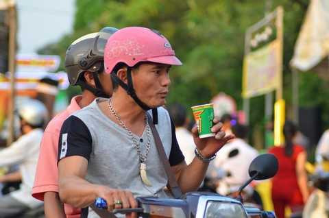 Công nhân dừng xe thưởng thức nước Tăng lực vị cà phê WAKE-UP 247 & nước Tăng lực trà xanh F247