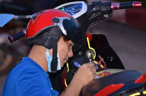 Công nhân điền phiếu rút thăm may mắn cho các phần quà giá trị trong chương trình