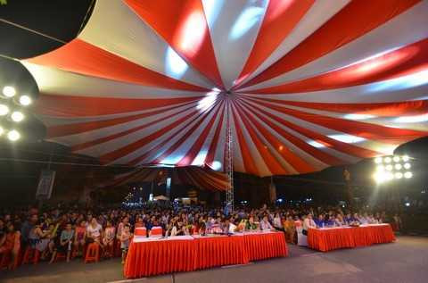 Hàng ngàn Công Nhân háo hức đợi giây phút mở màn của chương trình “Hành Trình TCM – Đồng Hành Cùng Công Nhân 247”