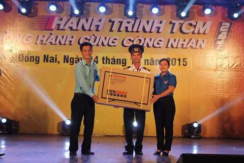 Chương trình kết thúc với màn trao quà rút thăm may mắn đầy xúc động cho Công Nhân tại Khu công nghiệp