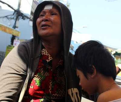 à Lắm và đứa cháu bà nhận nuôi từ nhỏ. 