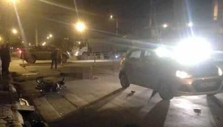 Xe máy bị hư hỏng nặng, cách xa tài xế xe tải khoảng 10 m. Ảnh: Anh Đức