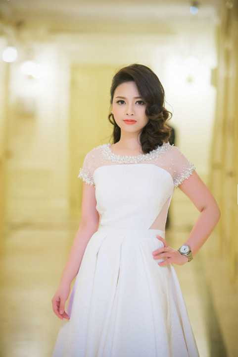 Dù rất bận rộn trong phòng thu để tập trung cho single mới Người đứng xem của tác giả hit-maker Mew Amazing, Dương Hoàng Yến vẫn thăng hoa trong ca khúc trữ tình đã nổi tiếng với nhiều thế hệ.