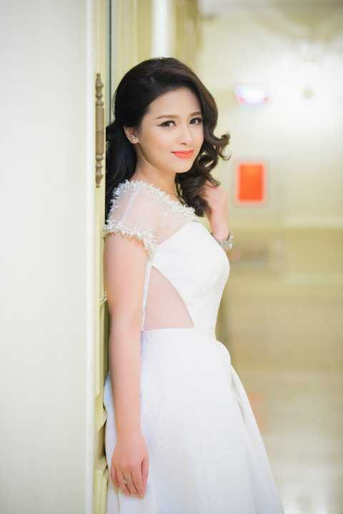 Dương Hoàng Yến dịu dàng trong đầm trắng tinh khôi của NTK Hà Duy, người đồng hành với cô về mặt hình ảnh, thời trang.