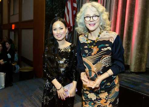 Hà Phương và Blythe Danner (từng thắng giải Tony và Emmy, đồng thời là mẹ của nữ diễn viên nổi tiếng Gwyneth Paltrow). 