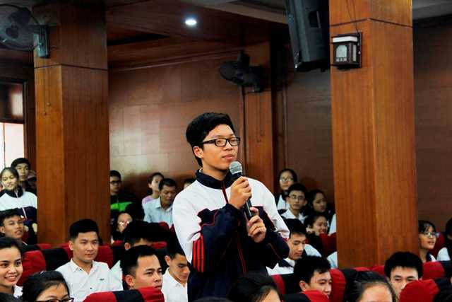 GS Ngô Bảo Châu trong 'vòng vây' sinh viên ĐH Vinh