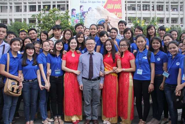 Các bạn sinh viên, học sinh tại ĐH Vinh không bỏ lỡ cơ hội được chụp ảnh lưu niệm cùng thần tượng.