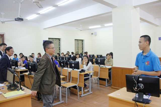 GS Ngô Bảo Châu trong 'vòng vây' sinh viên ĐH Vinh