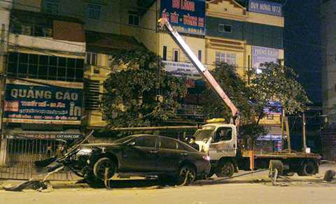 Lực lượng chức năng có mặt tại hiện trường để xử lý vụ việc