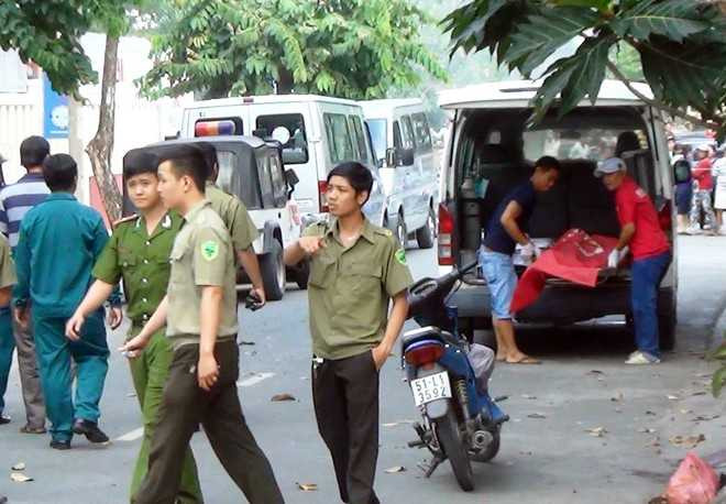 Thi thể chị Hồng được di dời khỏi hiện trường. Ảnh: Trường Nguyên.