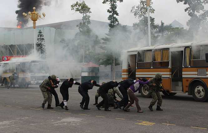 Các con tin trên xe đã được giải cứu thành công