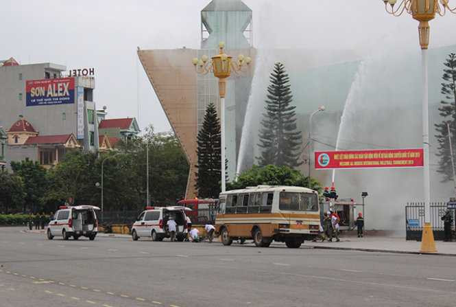 Lúc này, lực lượng công binh và hóa học phát hiện một quả mìn hẹn giờ do bọn khủng bố cài ở khu vực khán đài A nhưng không còn đủ thời gian để khắc phục. Chỉ huy đã ra lệnh cho lực lượng nhanh chóng rút khỏi vị trí. Chỉ ít phút sau, quả mìn phát nổ, sập một góc khán đài. Lực lượng phòng cháy chữa cháy lập tức tiến đến phun nước dập lửa