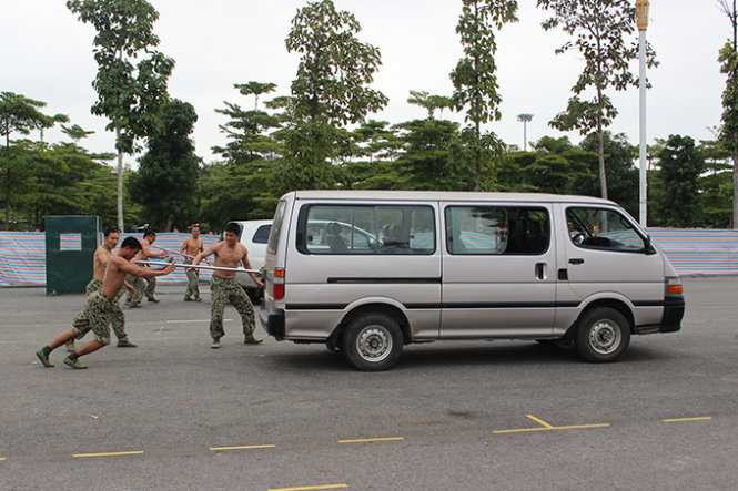 Chùm ảnh các sĩ quan, chiến sĩ đặc công biểu diễn võ thuật, khí công