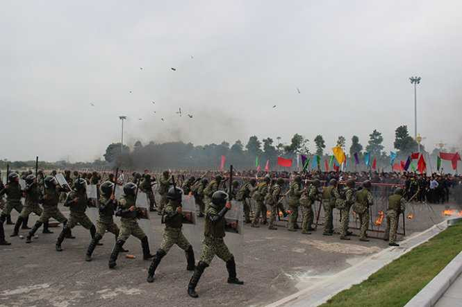 Trong khi đó ở bên ngoài, do bị bọn phản động lợi dụng kích động, hàng trăm người dân biểu tình, ném nhiều vật dụng về phía lực lượng công an, cảnh sát cơ động gây áp lực đòi ta phải cung cấp xe, tiền và để bọn khủng bố lên máy bay ra nước ngoài