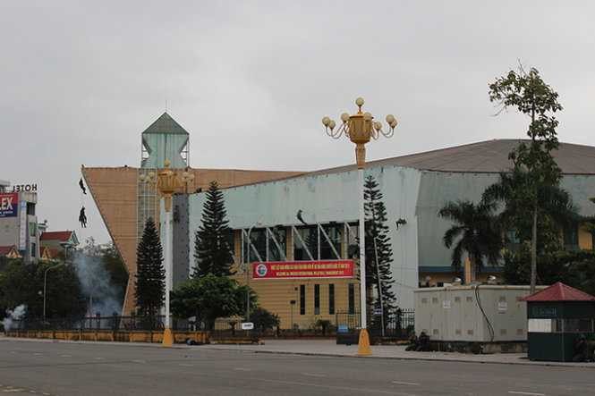 Lực lượng đặc biệt chuyên chống khủng bố của đặc công bí mật leo dây lên tòa nhà cao tầng tiếp cận mục tiêu…