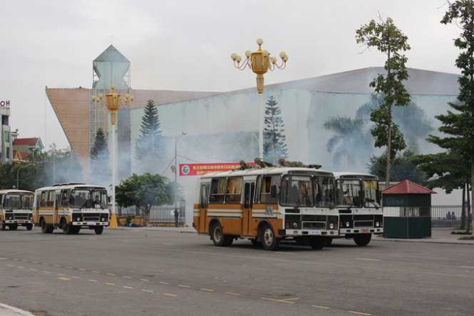 Trong lúc lực lượng của ta tập trung giải cứu con tin, một nhóm khủng bố (trong đó có tên chỉ huy) đã bí mật đưa một số con tin quan trọng di chuyển sang phòng khác rồi đưa ra ngoài cướp 2 xe tháo chạy. Nhưng chúng đã bị tổ đặc biệt của đặc công phục kích đón lõng, tiêu diệt