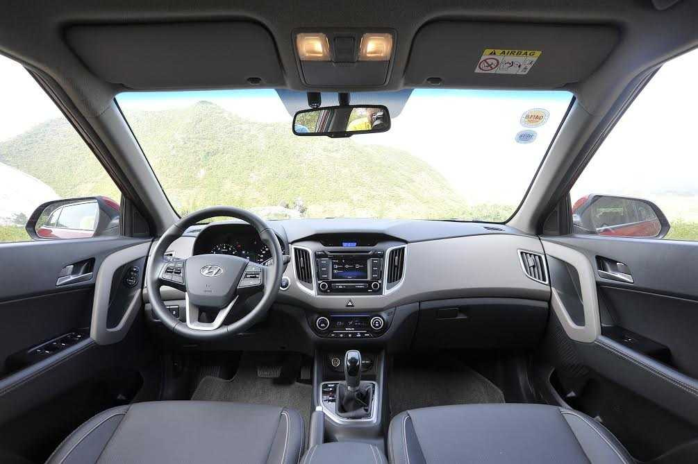 Creta cũng khá duyên dáng với trang bị nội thất bên trong với ghế ngồi bọc da kháng khuẩn, ghế lái chỉnh điện