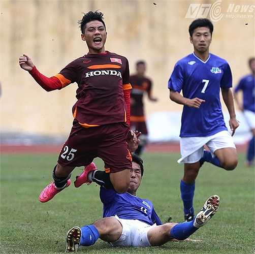 Thay Văn Toàn đảm nhiệm hành lang cánh phải của U23 Việt Nam chiều qua, Lâm Ti Phông đã chơi khá tốt. Anh được xem là khắc tinh của Công Phượng năm vừa qua và được Miura tin tưởng gọi bổ sung lên đội U23 Việt Nam.