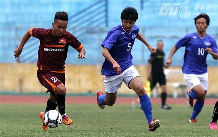 Lối chơi máu lửa của tiền đạo xứ Nghệ giúp khả năng tranh chấp với các cầu thủ to cao JFL Selection được cải thiện đáng kể