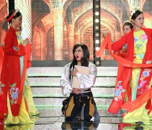 Lê Dương Bảo Lâm giả gái diễn cải lương.