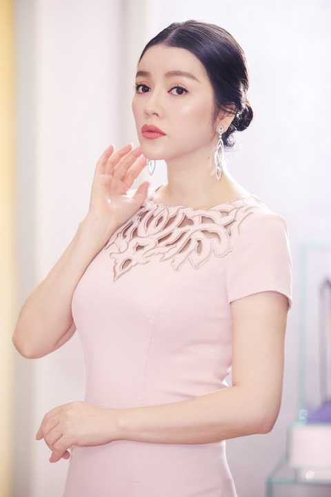 Mới đây, Lý Nhã Kỳ đã dành ra gần 1 buổi để thử trang phục và phụ kiện đến từ các thương hiệu nổi tiếng trên thế giới để chuẩn bị cho sự kiện sẽ được diễn ra vào tối ngày 17/12 tới tại Hà Nội. 