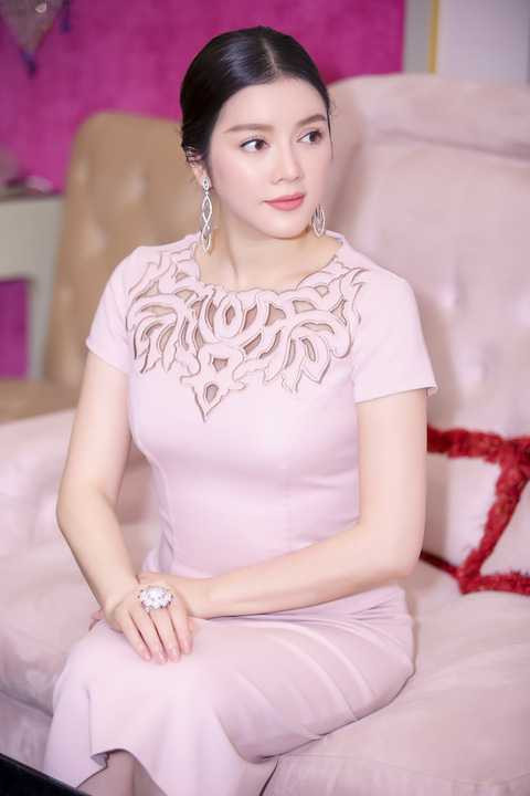 Để bản thân nổi bật và đẳng cấp nhất tại sự kiện khai trương viện thẩm mỹ 5 sao tại Hà Nội, Lý Nhã Kỳ không ngại ngần chi hầu bao mạnh tay. Cô cho biết, khi nhận lời tham dự bất kì chương trình nào cô cũng đều tìm hiểu tính chất của sự kiện để có sự lựa chọn trang phục phù hợp. 