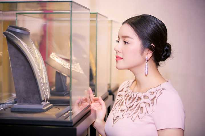 Lý Nhã Kỳ cho biết, sự kiện khai trương viện thẩm mỹ 5 sao là một sự kiện xa hoa, đẳng cấp. Chương trình sẽ quy tụ dàn ngôi sao nổi tiếng, đặc biệt đạo diễn chương trình là Việt Tú - một người bạn của cô nên cô rất hào hức. Việt Tú cho biết để chi cho sân khấu, âm thanh và ánh sáng đã ngốn hết khoảng 10 tỷ đồng.