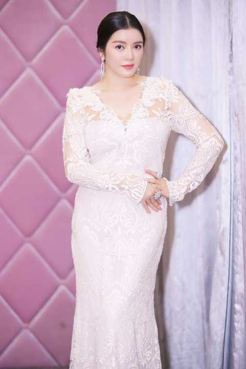 Vào sáng 17/12, Lý Nhã Kỳ sẽ đáp máy bay về thẳng Hà Nội để dự lễ ra mắt viện thẩm mỹ 5 sao với các ngôi sao hàng đầu Vbiz như Thu Minh, Lệ Quyên, Đặng Thu Thảo, Kỳ Duyên, Sơn Tùng M-TP....