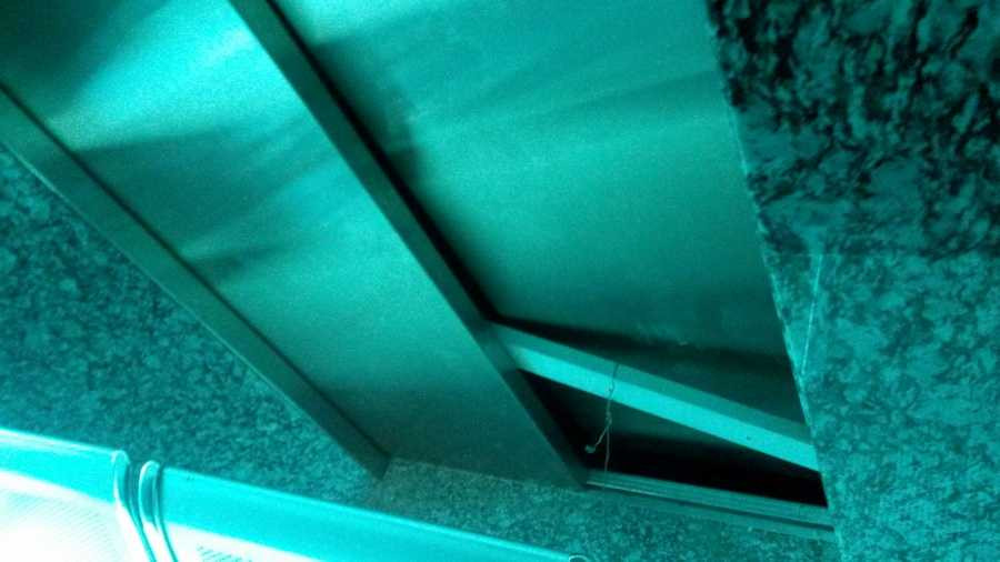 Phía dưới chân cửa thang máy bật ra tạo thành khoảng trống - Ảnh: Thân Hoàng